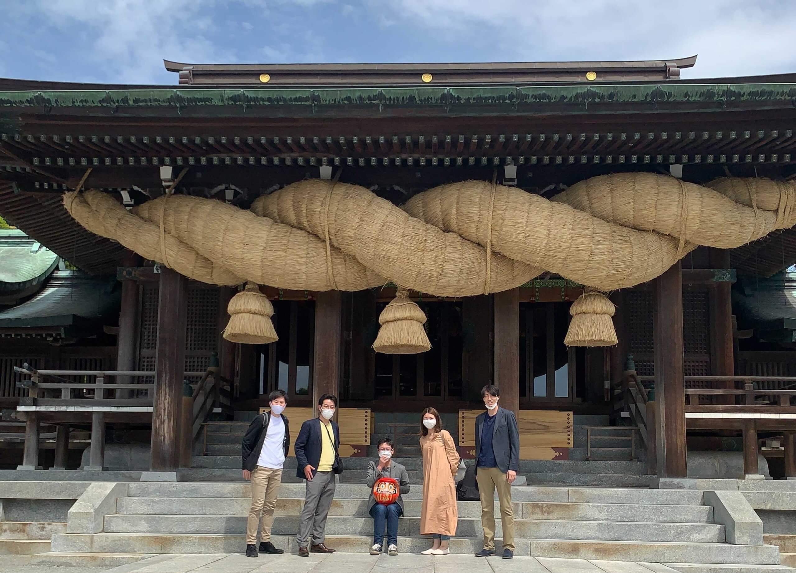 宮地嶽神社で、だるまのお焚き上げ供養をしていただきました